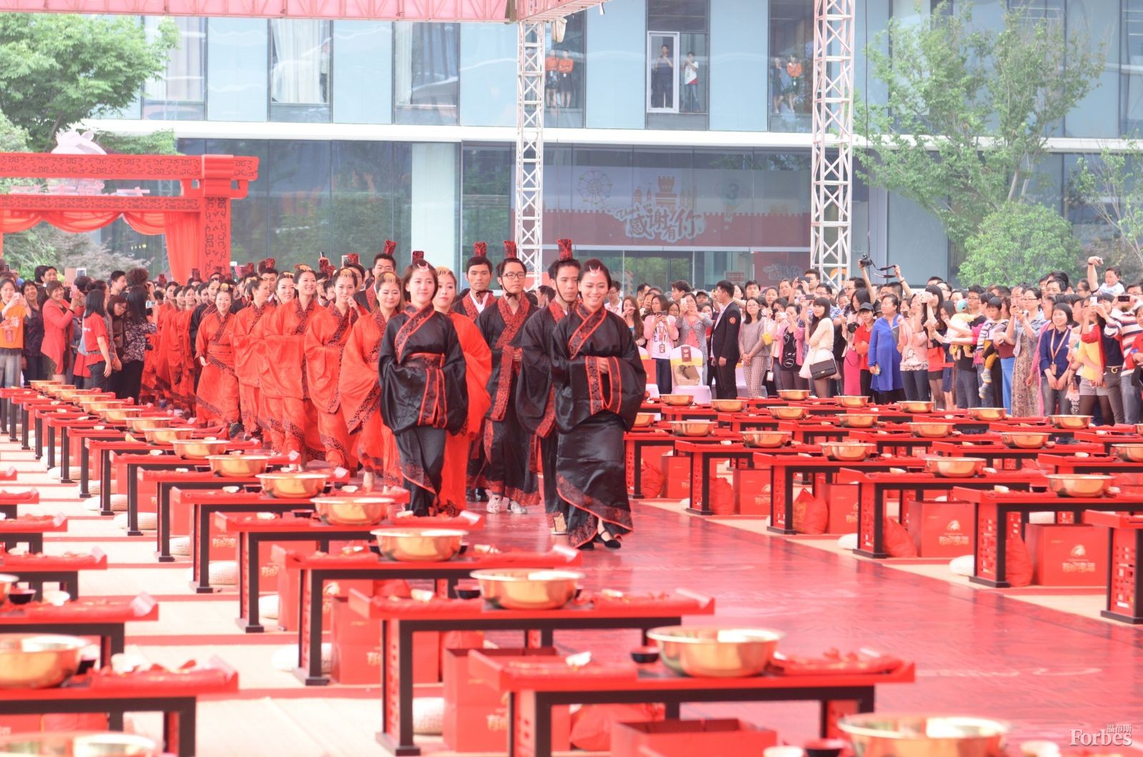 5月9日，阿里巴巴在杭州為102對新人舉行了集體婚禮，其中大部分為該公司員工。