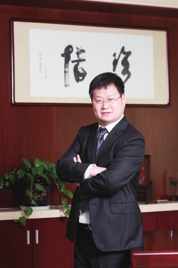 9年前，鄒承慧站在江陰華士鎮(zhèn)華西村的一間荒廢車間門口，帶著13名員工，前途充滿未知。9年后，鄒承慧率領(lǐng)下的愛康資產(chǎn)已超百億，創(chuàng)造了一系列的全國乃至世界之最—太陽能鋁邊框產(chǎn)品占全球市場份額20%，居世界第一，光伏安裝支架系統(tǒng)產(chǎn)品占全國市場份額15%，居全國行業(yè)第一。光伏發(fā)電規(guī)模居全國非公有制企業(yè)發(fā)電前列。