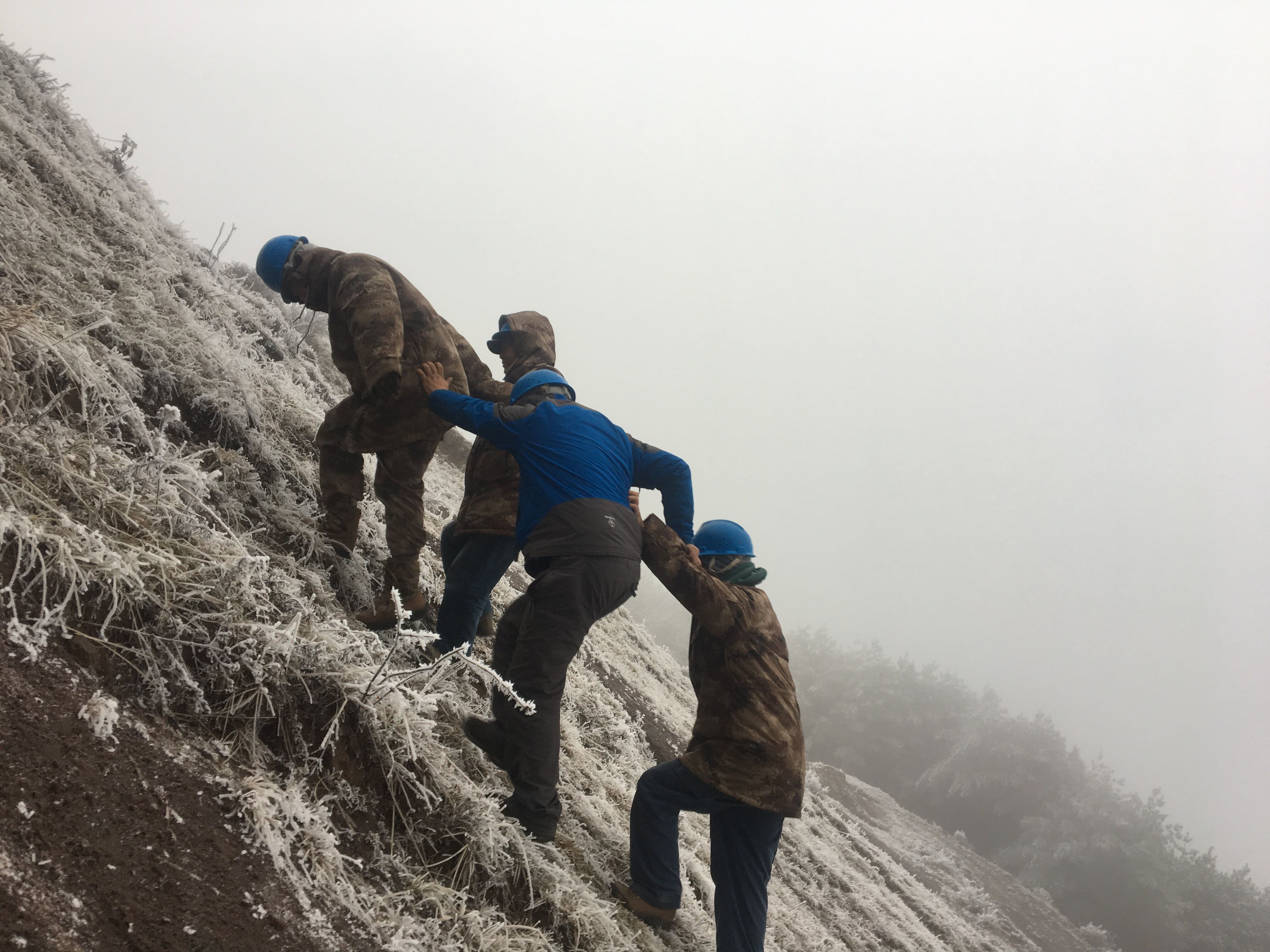 互相攙扶，勇登高峰。（李健攝）