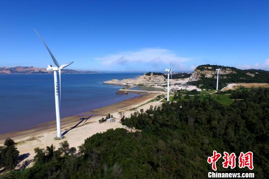 沿海灘而建的風(fēng)力發(fā)電機(jī)?！⊥鯑|明 攝