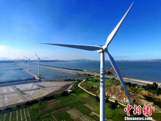 正在運(yùn)行中的風(fēng)力發(fā)電機(jī)?！⊥鯑|明 攝