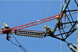 高空帶電更換瓷質絕緣子 保障主電網穩(wěn)定運行