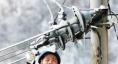 《情暖大山》四川達(dá)州供電公司員工在大山深處除冰保電。（何健 攝）