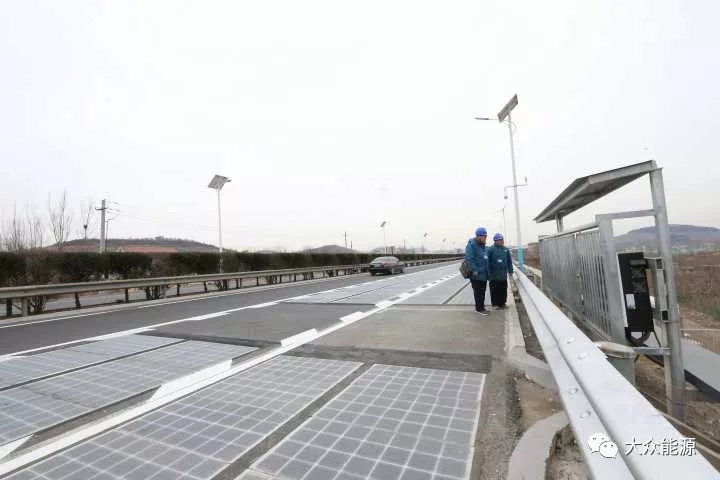 漲知識！高速公路上汽車怎么邊跑邊？