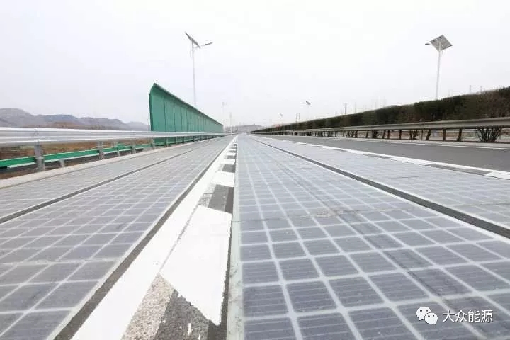 漲知識！高速公路上汽車怎么邊跑邊？