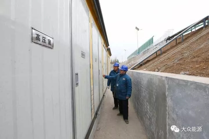 漲知識！高速公路上汽車怎么邊跑邊？