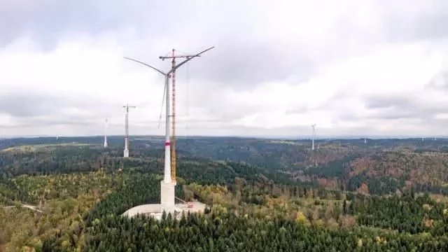 為風(fēng)力發(fā)電機加上個水泥罐，就能媲美馬斯克的100兆瓦時超級電池?!