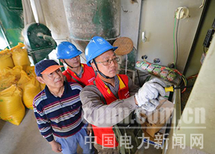 中國(guó)電力新聞網(wǎng)訊 通訊員 毛強(qiáng) 報(bào)道 近日，湖北武漢漢南區(qū)供電公司員工主動(dòng)放棄假期休息時(shí)間，來(lái)到農(nóng)村養(yǎng)殖戶家中，為其檢修飼料加工設(shè)備，服務(wù)農(nóng)村群眾增收致富。