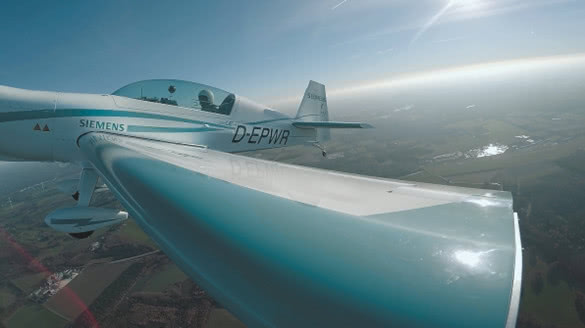 Extra 330LE電動(dòng)飛機(jī)采用西門(mén)子電機(jī)，創(chuàng)造了全新世界紀(jì)錄