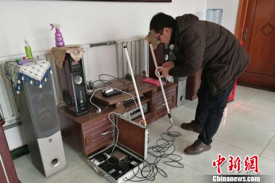 國(guó)家電網(wǎng)技術(shù)人員在在河北省淶水縣南郭下村的分布式光伏扶貧電站研發(fā)5G技術(shù)傳輸?！≮w明 攝