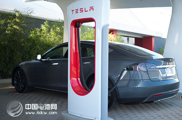 三車(chē)連撞特斯拉Model X車(chē)主喪生 鈷酸鋰電池技術(shù)激進(jìn)穩(wěn)定性遭質(zhì)疑