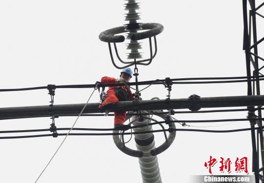 圖為電力工人在70多米高空作業(yè)，為特高壓復(fù)奉線重慶段進(jìn)行八年來(lái)首次大修?！≈芤?攝