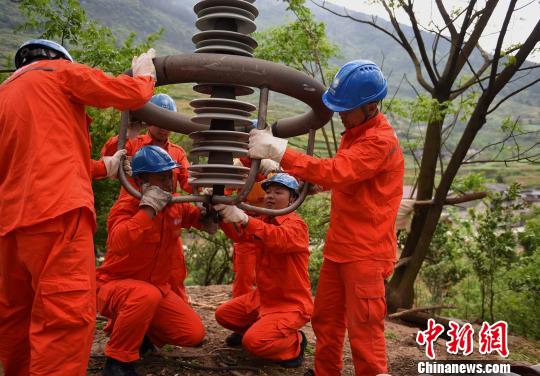 圖為電力工人首次在特高壓復(fù)奉線重慶段開(kāi)展整串絕緣子串更換工作?！≈芤?攝