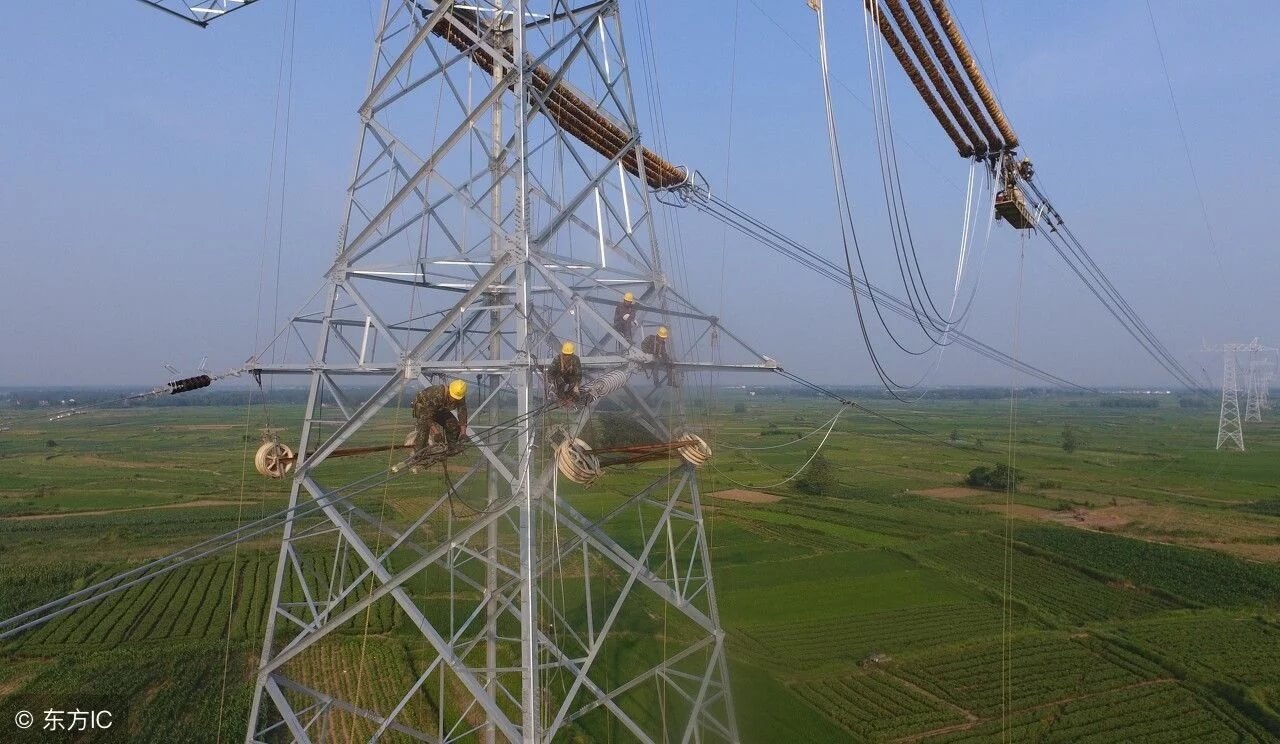 中國特高壓電網(wǎng)工人100多米高空作業(yè)令人驚心動(dòng)魄【圖說】