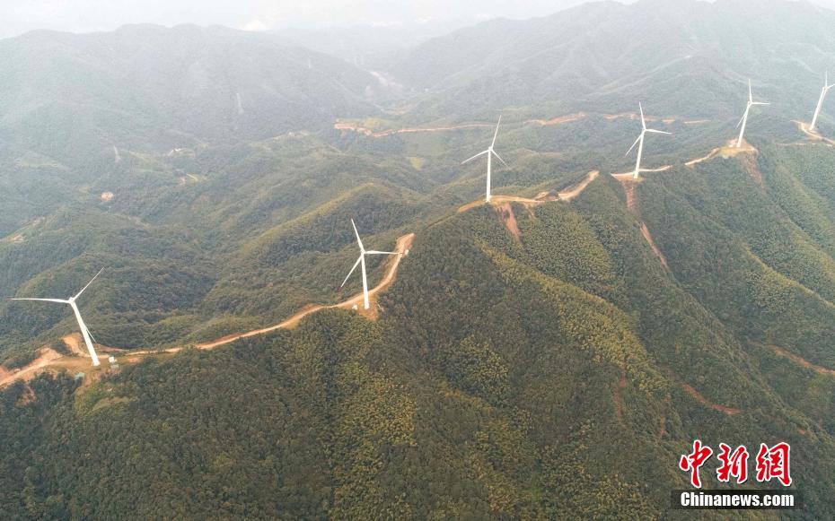 航拍江西泰和高山風(fēng)電項目 風(fēng)機(jī)矗立山脈如巨型"風(fēng)車"