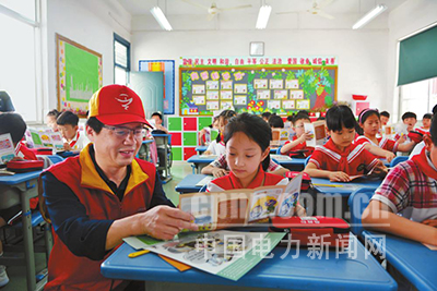 近日，浙江富陽供電公司紅船共產(chǎn)黨員服務(wù)隊走進(jìn)校園，隊員們用自制的用電教具，簡單易懂地向孩子們介紹電力常識和安全用電方法，增強孩子們的自我保護意識。