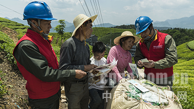 近日，湖北鶴峰供電公司走馬供電所員工開展安全用電知識宣傳活動，將安全用電知識送到木耳山茶葉采摘現(xiàn)場。