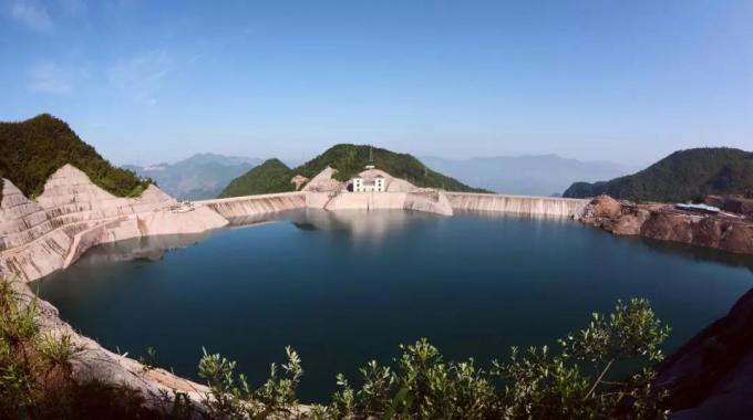 浙江仙居抽水蓄能電站（建成）  仙居抽水蓄能電站位于浙江仙居縣，極大節(jié)省了系統(tǒng)電源建設投資，據(jù)2015年水平系統(tǒng)運行模擬計算，電站使系統(tǒng)火電綜合調(diào)峰幅度降低2.44%，節(jié)約系統(tǒng)標準煤耗15.48萬噸。