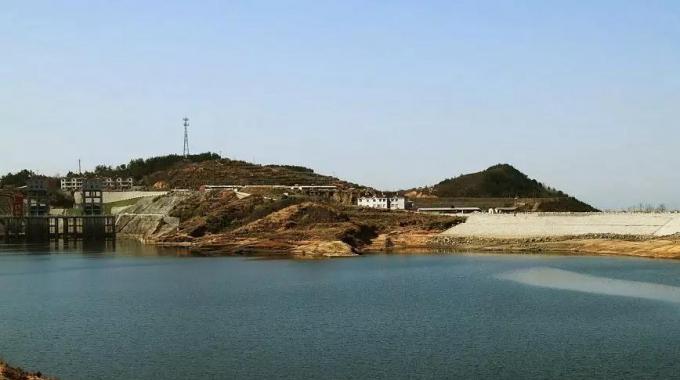湖北白蓮河抽水蓄能電站（建成）  湖北白蓮河抽水蓄能電站位于黃岡市羅田縣，它擔負著調(diào)峰、填谷、調(diào)頻、調(diào)相和事故備用等任務，對湖北乃至華中電網(wǎng)安全、經(jīng)濟、穩(wěn)定有巨大作用。