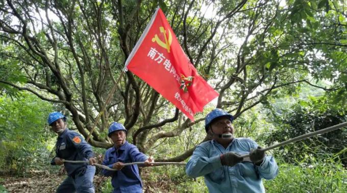      9月17日，該局組織搶修人員544人次、車輛154臺次，成立了9支黨員突擊隊、8支青年突擊隊投入到搶修復(fù)電戰(zhàn)役中。