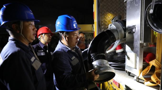 電力應(yīng)急排澇車兼具發(fā)電和排澇的功能，不需依賴外接電源，在應(yīng)急搶修過程中使用十分方便。只要將一端的水管插入積水，另一端接入河道，啟動電機(jī)便可迅速排水。這臺大功率排澇車的特點(diǎn)是吸力大、吸程高，最大吸水深度可達(dá)20左右，每分鐘的抽水量大1000升，若水深在10米以內(nèi)，每分鐘的吸水量可到1800升至2000升。