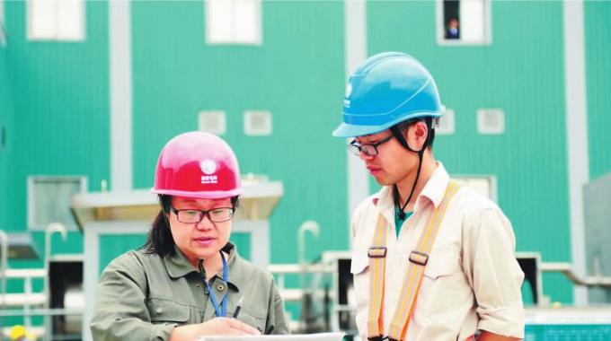  　　堅守者：陳文強  　　堅守崗位：直流檢修員  　　堅守年限：5年  　　國慶假期將近，浙江電力檢修公司的陳文強站在±800千伏紹興換流站換流變廣場。這里正在進行2018年年度檢修。