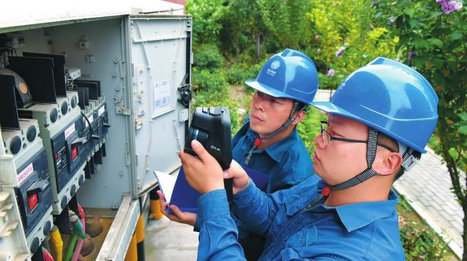  　　堅守者：王海林、張鑫  　　堅守崗位：營業(yè)配電員  　　堅守年限：7年  　　國慶來臨，山東淄博供電公司石橋供電所的王海林和張鑫像往常一樣，整理巡線用的裝備，戴好安全帽、掛上望遠鏡，一天的設(shè)備巡視工作就這樣開始了。