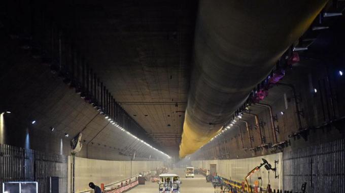  廣東電網(wǎng)公司承擔(dān)著對(duì)人工島及港珠澳大橋本體工程的供電任務(wù)，同時(shí)為粵港澳三地的綜合運(yùn)輸體系和高速路網(wǎng)提供電力保證。早在港珠澳大橋于2009年12月15日正式動(dòng)工以來，廣東電網(wǎng)公司珠海供電局便成立了港珠澳大橋供電專項(xiàng)服務(wù)小組，9年間一直跟隨建設(shè)進(jìn)度及時(shí)滿足各項(xiàng)用電需求。