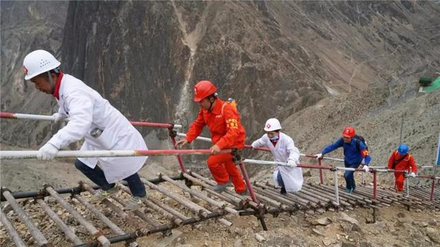 極限挑戰(zhàn)！這條“電力天路”正式投入運(yùn)營(yíng)